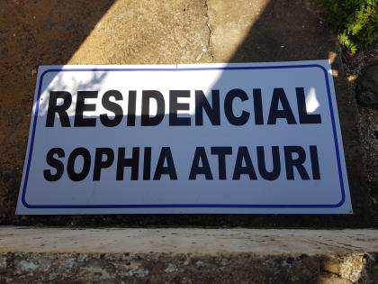 Do total de 38 unidades, atualmente apenas 18 casas estão sendo 1. Entrada do Condomínio Residencial Sophia Atauri. - pág. 4 - fls.