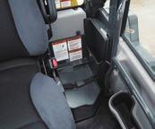 Conforto de primeira classe Novo assento do operador com suspensão pneumática completa A cabina espaçosa apresenta um novo assento com