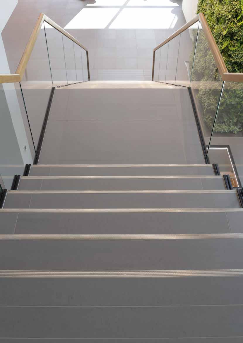 Perfis para escadas Escadas sempre bonitas e seguras Os cantos dos degraus das escadas estão submetidos a elevadas solicitações mecânicas e apresentam um elevado risco de acidente.
