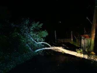 No mesmo horário, forte de Copacabana teve rajada de 98 km/h. A estação meteorológica da Vila Militar registrou 73 km/h de rajada entre 18h e 19h https://www.climatempo.com.