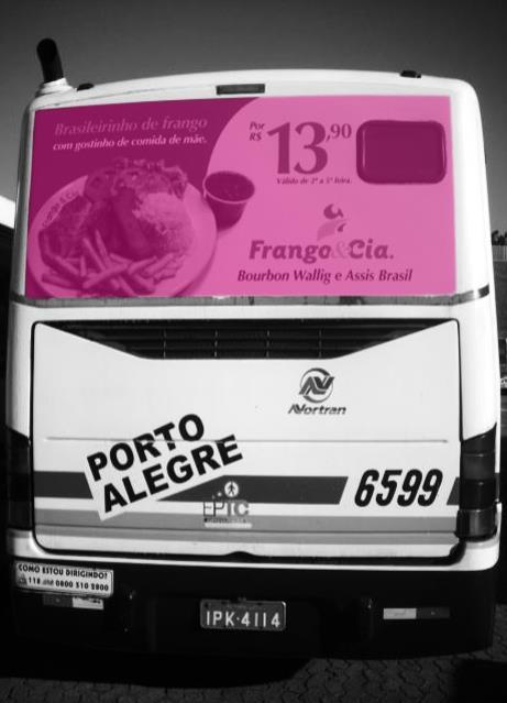 BUS DOOR Sua marca percorrendo diversos trajetos da cidade, impactando milhares de pessoas pelo caminho.