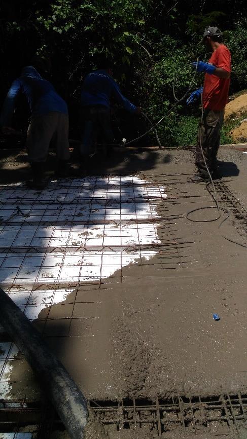 Antes da realização da concretagem foi realizado uma limpeza na laje despejando água, de modo que fosse removido qualquer indício de partículas ou resíduos existentes na laje.