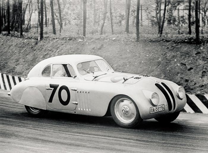 6 Figura 3: BMW 38 vencedora da prova 4 horas de Le Mans de 1939, possui formas fortemente
