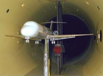 4 Figura 15: Medição de carregamentos aerodinâmicos atuantes em uma aeronave em túnel de vento utilizando suporte central.
