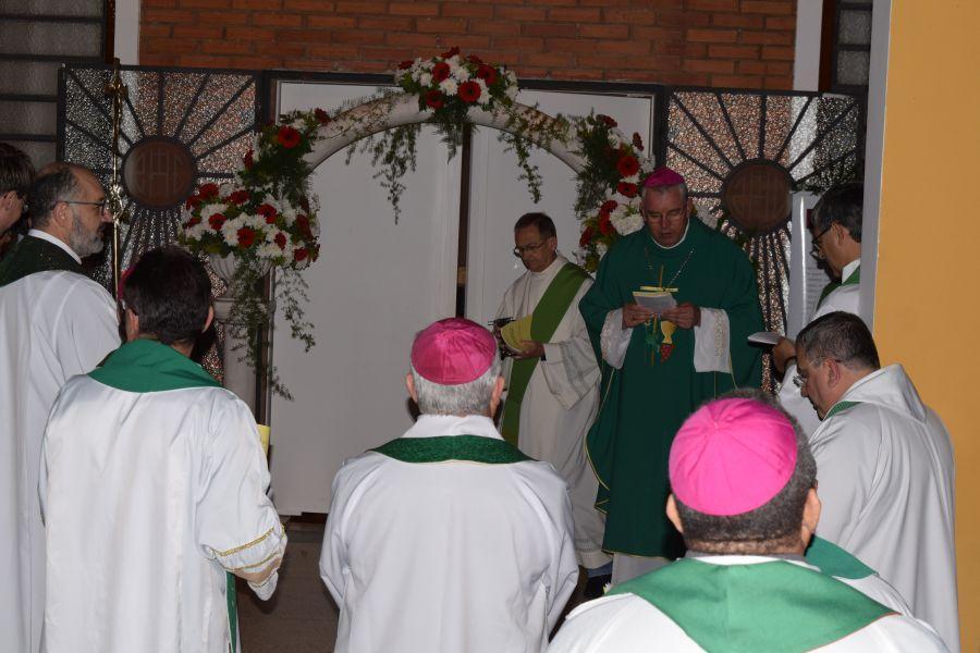 No início da noite aconteceu a celebração penitencial e passagem pela Porta Santa.