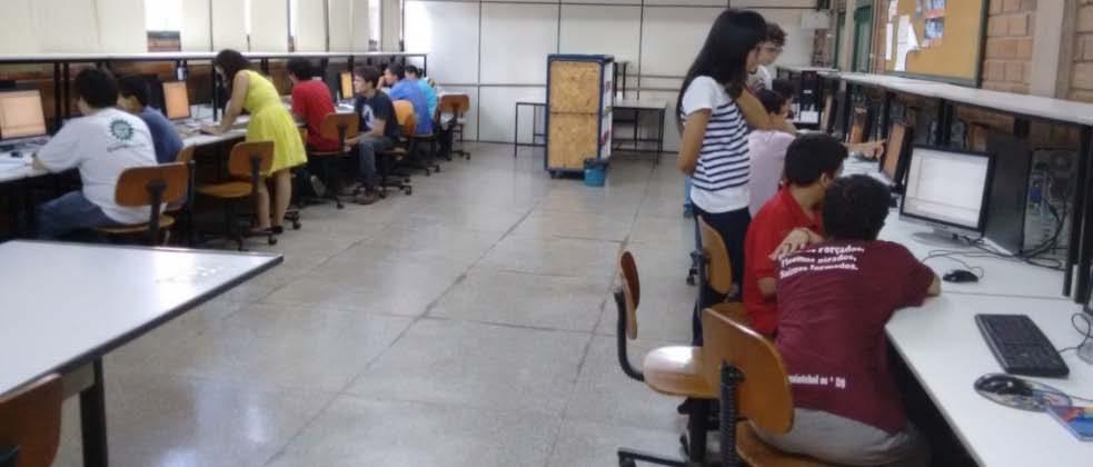 Todas as aulas são ministradas nos laboratórios de informática da UCDB, os softwares e os kits utilizados são disponibilizados pela universidade.