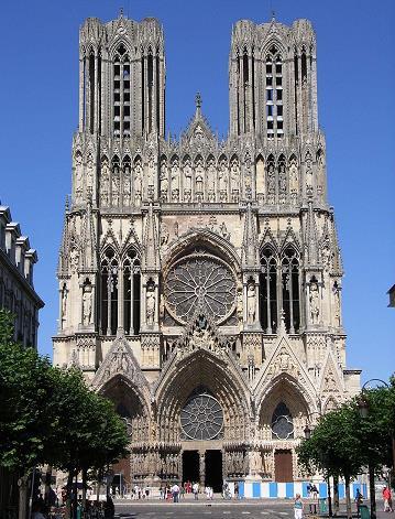 19 c) e as grandes catedrais góticas (Figura 3), como a catedral de Reims, executadas na Idade Média, com uma arquitetura belíssima e o emprego de técnicas como a de arcos e abóbadas para vencer vãos