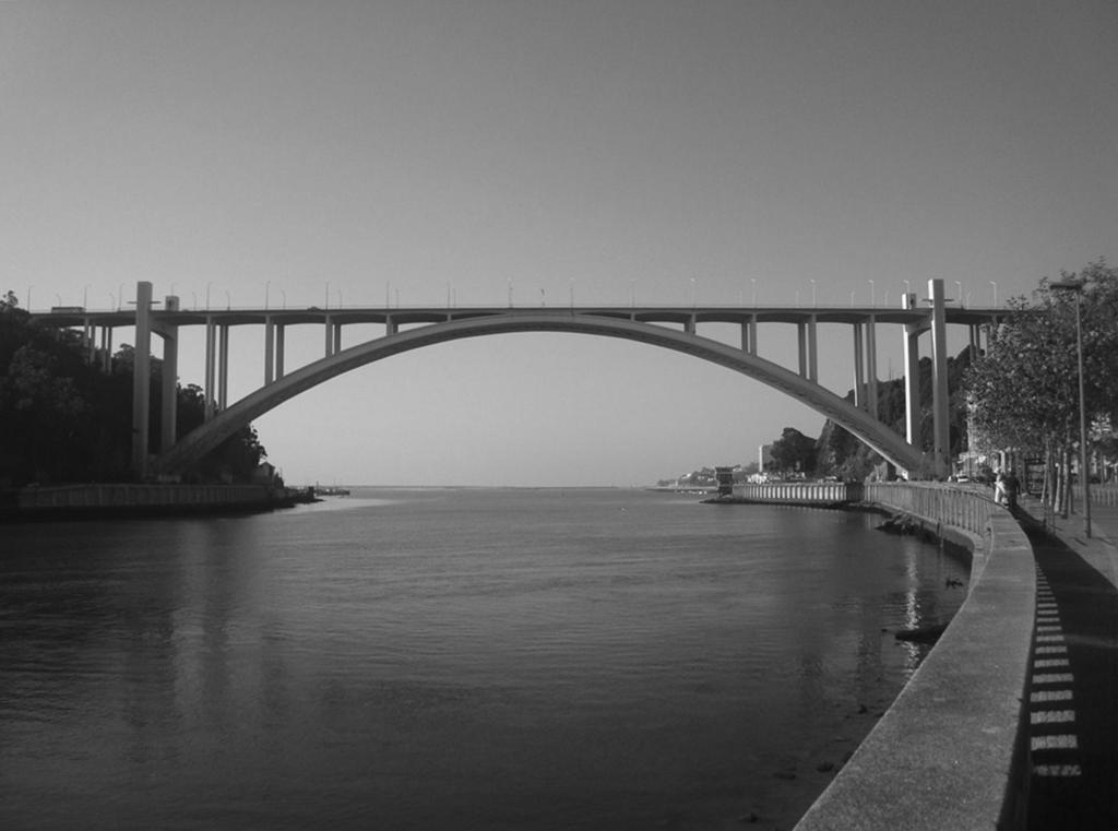 1. A Ponte da Arrábida é uma ponte em arco sobre o rio Douro, que liga o Porto a Vila Nova de Gaia. A Figura 1 é uma fotografia dessa ponte.