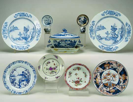 346 347 349 350 348 352 351 353 354 346 PRATO DE GRANDES DIMENSÕES EM PORCELANA DA CHINA, decoração a azul "paisagem oriental", reinado Qianlong, séc. XVIII, esbeiçadelas Dim.