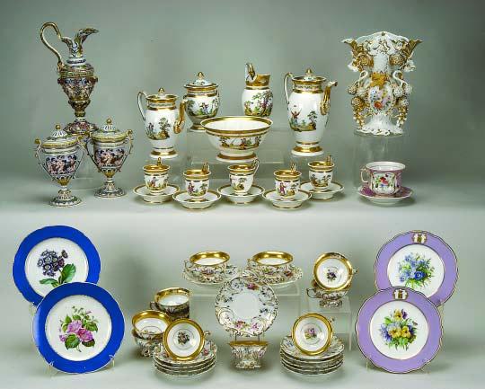 381 385 383 382 384 386 387 388 381 JARRO EM PORCELANA ITALIANA, decoração policromada e relevada "anjos e flores", séc. XIX/XX, partido e colado Dim.