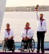 À direita o paratleta Jens Kroker, com seus parceiros de equipe, na cerimônia de entrega de medalhas nos Jogos Paralímpicos de Londres (2012). Disponível em: < http://www.zimbio.