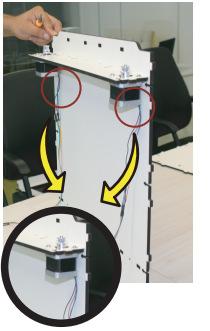 4 MONTAGEM 40 Figura 4.4: Posição da saída dos fios dos motores Fonte: Próprio autor Figura 4.5: Sistemas de polias Fonte: Próprio autor Na figura 4.