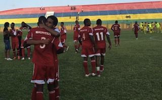 Os Mambas entraram para a história do futebol das Ilhas Maurícias ao perderem neste domingo (06) por 1 a 0 em Curepipe.