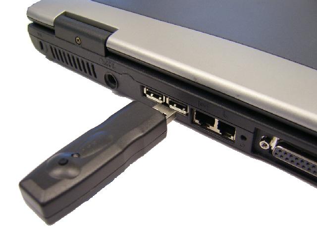 2 Inicie o Windows (98, SE ou posterior). Ligue o receptor a uma porta USB. Se o receptor bloquear a porta USB, use o cabo de extensão USB. O novo hardware vai ser detectado.