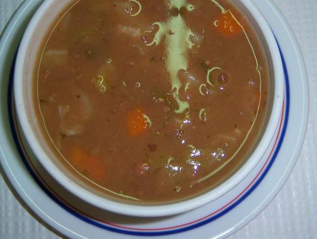 Ementa Primavera / Verão Sopa de Feijão do André (4 pessoas) Ingredientes: 2 chávenas de feijão branco ou manteiga previamente demolhado 6 cenouras grandes 2 courgetes 1 beterraba pequena 2 cebolas