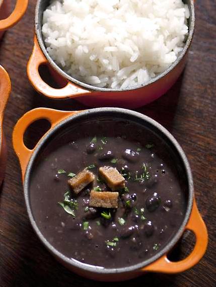 Ementa Primavera / Verão Feijoada de Tofu com Arroz Branco (4 pessoas) Ingredientes: 1 Lata de feijão preto; 4 Fatias de Tofu grossas; 300g de legumes variados; 2 Cebolas; 1 Dente de alho; 1 Chávena