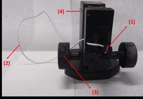 A fonte é composta por uma plataforma móvel capaz de ajustar a posição do papel ao longo do eixo -z (retirada de um aparelho de microscópio sucateado) e montada em um suporte em MDF que