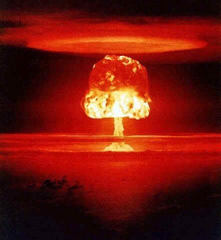 BOMBA ATÔMICA Resultantes de fissão nuclear descontroladas, causando explosão, liberam grande quantidade de energia e radioativos tóxicos.
