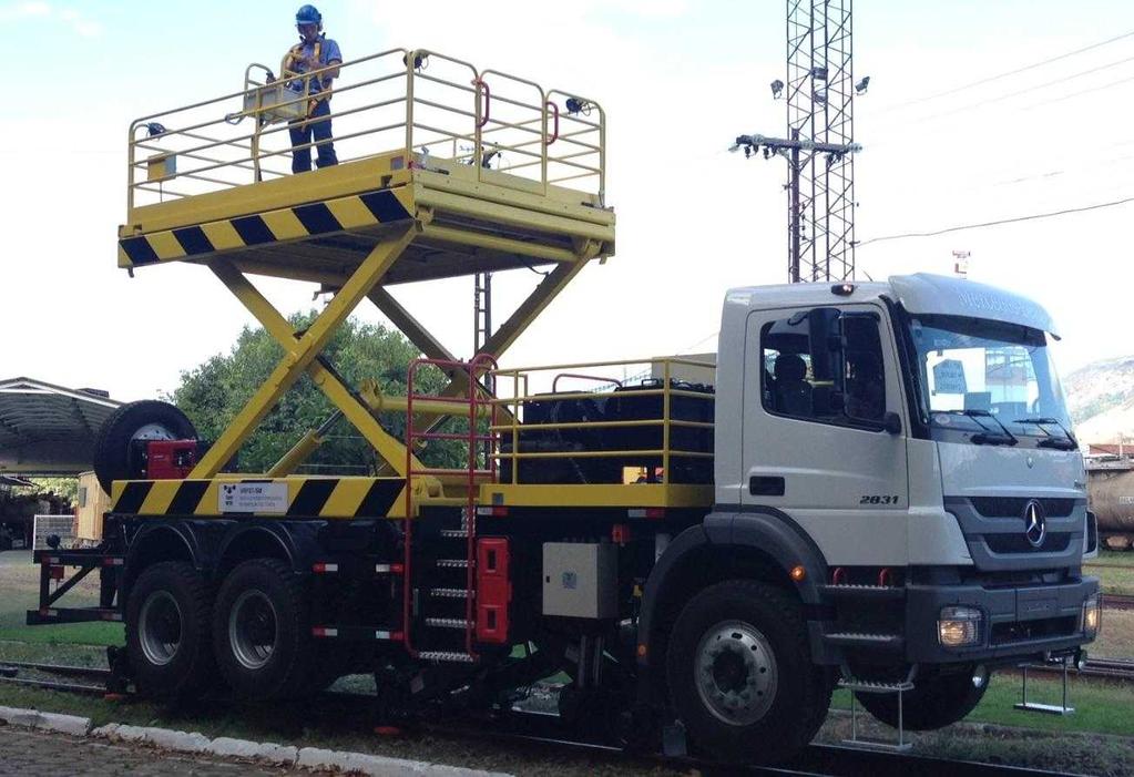 VRF07-SM Caminhão rodoferroviário com plataforma elevatória de inspeção de túneis Dimensionado para veículos com peso bruto total (PBT) de até 28 toneladas, associa as características do veículo