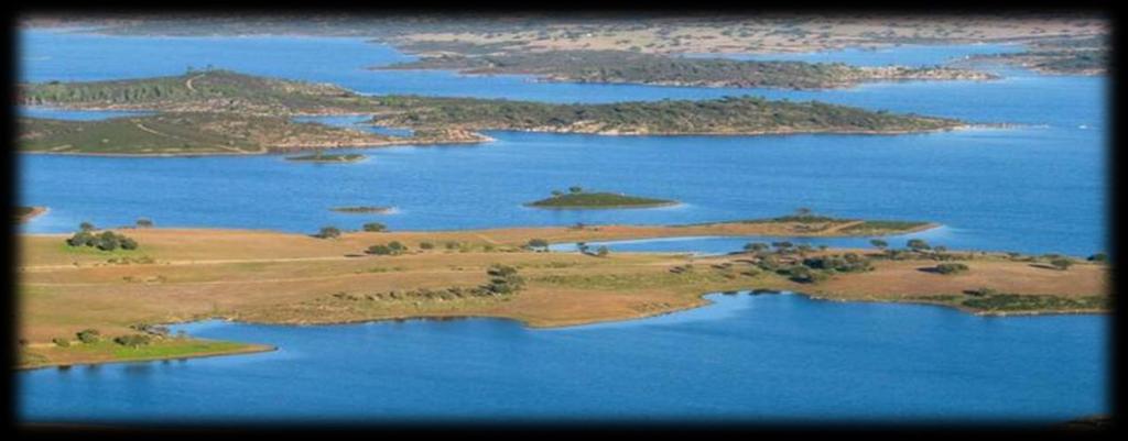 Localiza-se no Rio Guadiana, no leste do Alentejo, sul de Portugal, a jusante da confluência do Rio Degebe e a montante da confluência do Rio