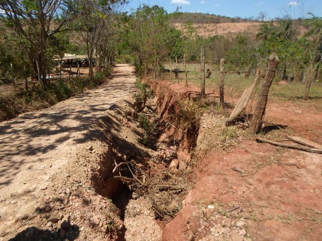 16/10/16 Foto 9: Erosão no bordo da estrada