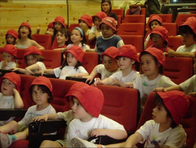 A escola /jardim de infância deve ser esse lugar onde as culturas se intercetam, na acção de apropriação pelas crianças das