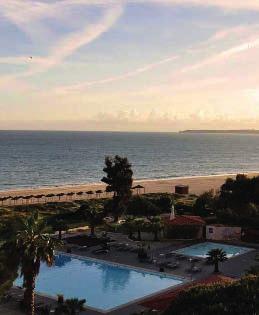 João II é um hotel 4 estrelas mesmo em cima da praia de areia branca e água calma e cristalina doalvor,  Está a apenas 10 minutos