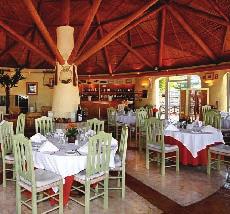Um clube exclusivo, com o restaurante Tucano s, dois campos de ténis, uma piscina rodeada de palmeiras, bar,