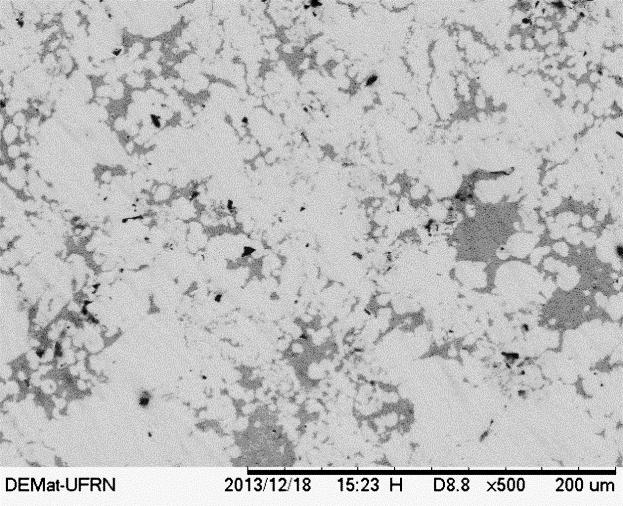 a) b) Na sinterização ocorrem mudanças microestruturais identicas nas amostras de pós Nb-15%p Cu, tanto para as amostras sinterizadas a 1100ºC como a 1200ºC.