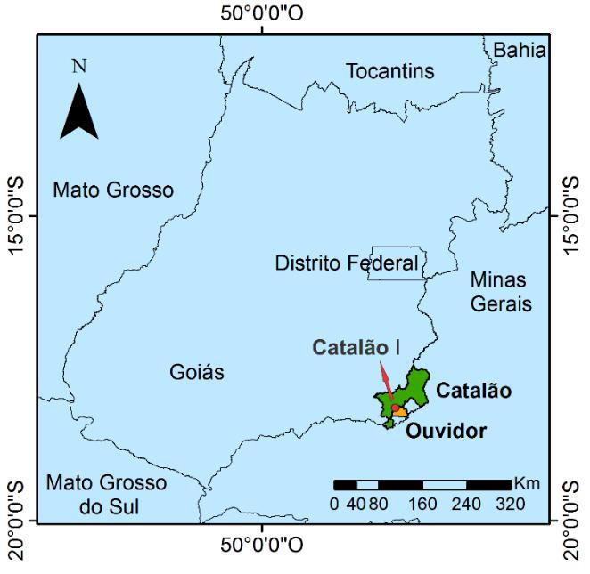 3. LOCALIZAÇÃO E VIAS DE ACESSO O complexo carbonatítico Catalão I localiza-se no limite entre os municípios de Catalão e do Ouvidor, na região sudeste do estado de Goiás (Figura 2). Figura 2.