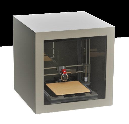 possui as dimensões de 502mm x 500mm x 501mm, tamanho suficiente para, interiormente, acomodar a máquina de impressão 3D (Figura 27b), fabricada com chapas de aço 1020 e espessura de 1,5mm,