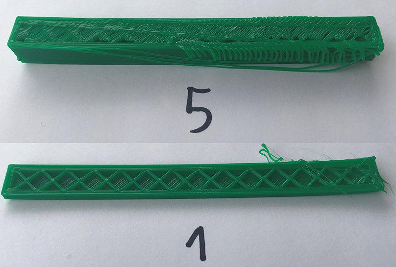 4.1. Resultado dos testes com impressão em PLA 49 Figura 31 Comparação entre os testes 1 e 5 Fonte: Acervo pessoal Conforme a revisão bibliográfica, a temperatura da mesa aquecida também é um fator