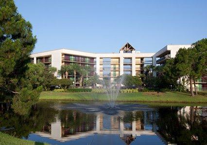 Hotel Clarion Inn Lake Buena Vista - Orlando - 3 estrelas h{p://www.clarionhotel.com/hotel- lake_buena_vista- florida- FL445?sid=xWc_3i.X9FVOgO2T.