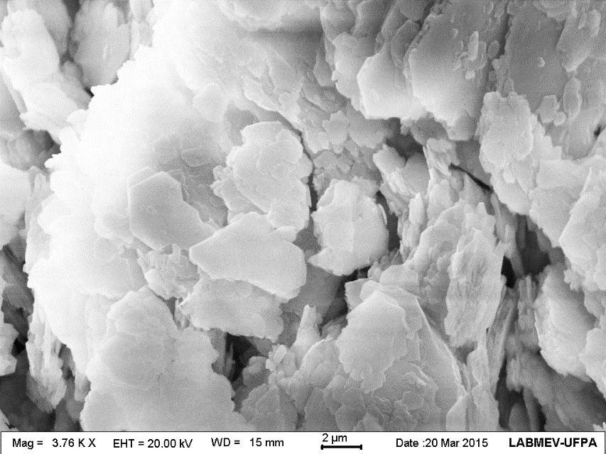 Figura 5B. Imagens do MEV da metacaulinita Os resultados da análise química do rejeito de caulim do Capim e da perda ao fogo são apresentados na Tabela 1.