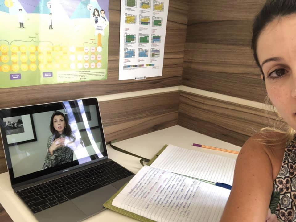 1 2 3 4 Dra. Cynthia, Surpreenda-se Game Grupo de Facebook com muita interação real, energia de verdade e informações privilegiadas Na foto acima você vê a mesa de estudos e uma parte do rosto da Dra.