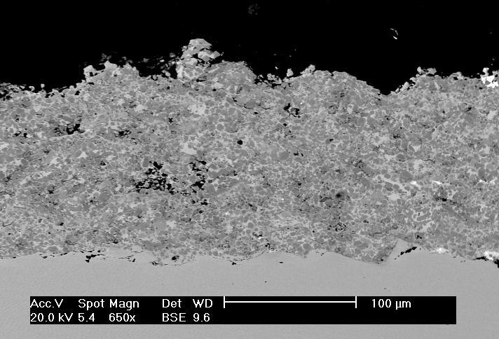 59 detalhes da microestrutura do material, revelando a presença de porosidades e de alguns filmes de óxidos que eventualmente se