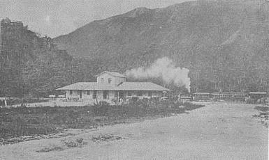 O SISTEMA FERROVIÁRIO EM TERESÓPOLIS O segundo ponto de parada do trem era a Estação do Alto, que funcionou como fim de linha até a década de 20.