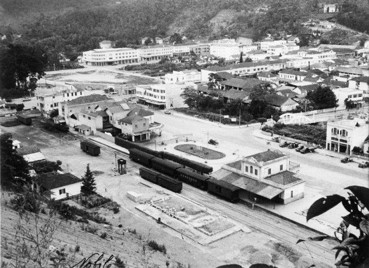 O SISTEMA FERROVIÁRIO EM TERESÓPOLIS Foto feita em 1953, mostra a Estação da Várzea.