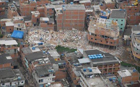QUEST 12 (UFR) #As cidades c*a+a+ p-r tra0sp-rte p1b*ic-3 Jornal do Brasil #Ve0dese u+a *a7e 0a fave*a3 As favelas do Rio de Janeiro estão sendo verticalizadas por falta de espaço para aumentar