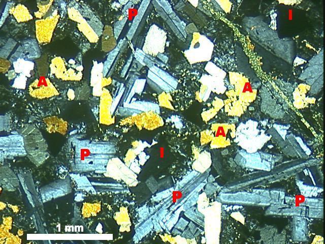 Silicatos 82.667 Não-Silicatos 17.333 Porosidade 0.0 Minerais félsicos 50.667 Minerais máficos 39.