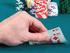 Figura 1 Cartas do baralho e as tradicionais fichas de pôquer. Fonte: Win Poker Game¹ Dãdos Te cnicos do Jogo
