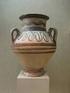 Minoicos. Produção: jarros de cerâmica, vasos decorados, objetos refinados em ouro.