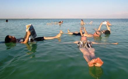HIDROSTÁTICA O Mar Morto, localizado no Oriente Médio, é um lago enorme formado pela água com maior teor de sal