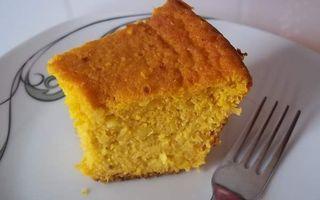 Bolo de Cenoura com Pedaços de Flocos de Milho 3 ovos ½ xícara (chá) de óleo (120 ml) 2 xícaras (chá) de cenoura picada (270 g) 1 e ½ xícara (chá) de açúcar 1 colher (sopa) de fermento em pó 250 g de