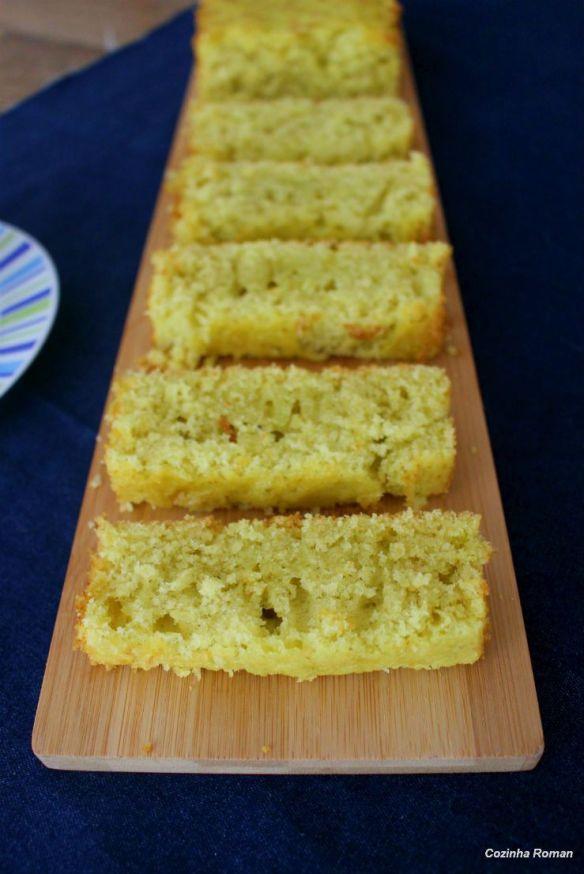 Bolo de capim Limão 200g de manteiga amolecida 3 ovos 1 colher de chá de fermento em pó 2 xícaras de farinha de trigo 1 xícara de chá de capim-limão 2 xícaras de açúcar Para o glacê 1 xícara de