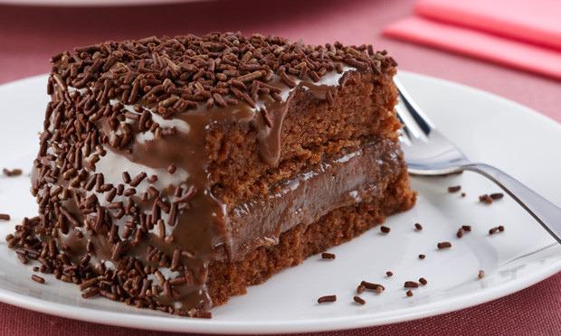 Bolo de Brigadeirão 1 caixa de LEITE CONDENSADO 1 lata de CREME DE LEITE 1 xícara de chá de CHOCOLATE EM PÓ 4 colheres de sopa de AÇÚCAR 1 colher de sopa de MANTEIGA 3 OVOS GRANULADO DE CHOCOLATE