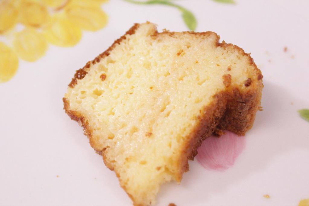 Bolo de Entreposto de Parmesão 4 ovos inteiros 1 lata de leite condensado 1 colher de sobremesa de fermento 100g de queijo parmesão ralado (ralamos no ralo fino) Manteiga para untar a forma