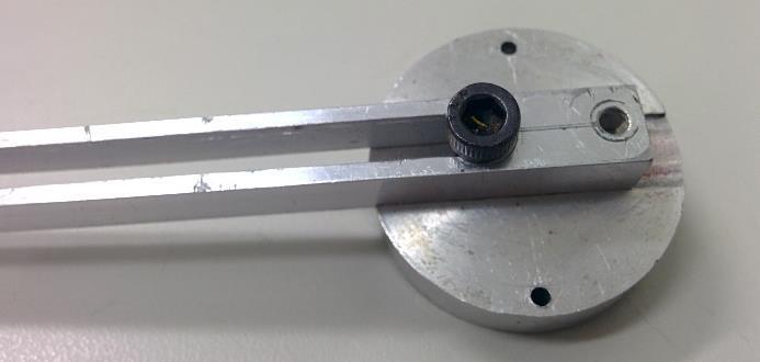 74 A barra de alumínio que possui a extremidade livre tem fixado em uma ranhura um disco de alumínio.