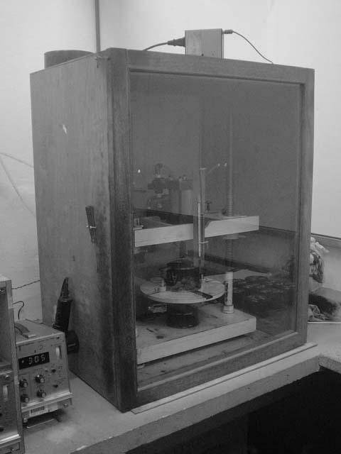 54 Figura 12 Detalhe do ensaio de fluência por compressão uniaxial estática O ensaio foi realizado sob a tensão de 1kgf/cm², que é a carga recomendada por Van de Loo (1974) e utilizada no método