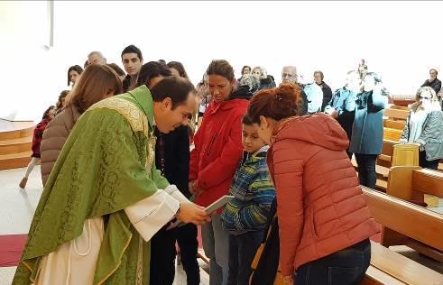 A família de uma criança do 1º Catecismo recebeu hoje, 27 de Janeiro, a imagem da Sagrada Família peregrina, acolhendo-a em sua